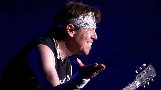 George Thorogood accepts applause from a Delaware State Fair crowd Friday.