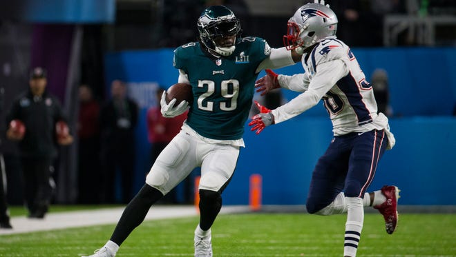 Eagles' LeGarrette Blount looks to break a tackle Sunday at US Bank Stadium in Super Bowl LII against the Patriots.
