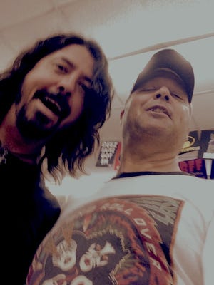 Foo Fighters frontman Dave Grohl, left, and Beachcomber columnist
Roger Hillis pose in downtown Rehoboth Beach on Sunday, July 31.