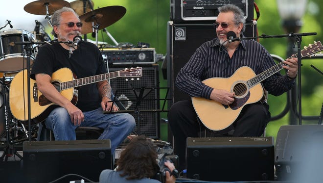 David Bromberg (right) and Jorma Kaukonen of Jefferson Airplane (center) perform together in 2010 at Bromberg ' s Big Noise in Wilmington.