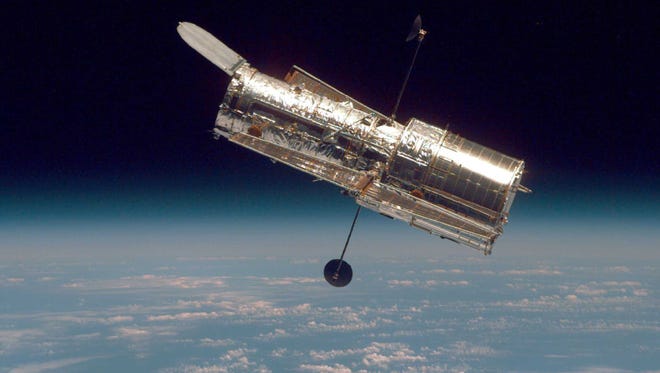 IN SPACE:  (FILE PHOTO)  In this handout from the National Aeronautical Space Administration (NASA), the Hubble Space Telescope drifts through space in a picture taken from the Space Shuttle Discovery during Hubble’s second servicing mission in 1997. NASA annouced October 31, 2006 that hte space agency would send a space shuttle to the Hubble Telescope for a fifth repair mission no earlier than May of 2008.  (Photo by NASA via Getty Images)     ORG XMIT: 72314018 GTY ID: 14018NA004_hubble