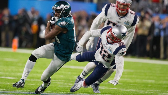 Eagles' Nelson Agholor makes a reception Sunday at US Bank Stadium.