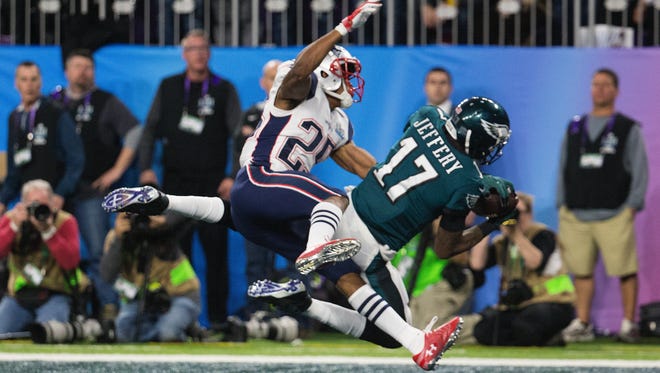 Eagles' Alshon Jeffrey comes down with a reception to score Sunday at US Bank Stadium in Super Bowl LII.