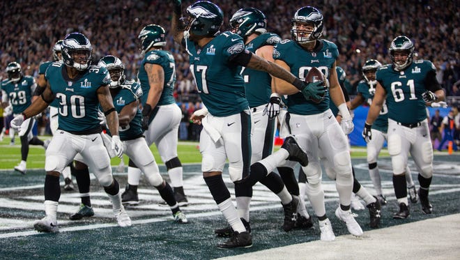 Eagles wide receiver Alshon Jeffrey celebrates with his teammates after scoring a touchdown Sunday at US Bank Stadium.