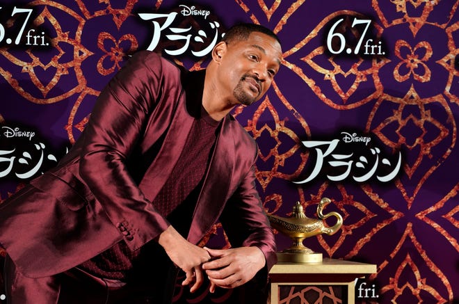 Will Smith strikes a pose with Genie ' s lamp in Tokyo to promote " Aladdin " on May 16, 2019.