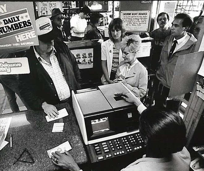 Line for lottery tickets at Ben Bows Liquor and Package Store in Dover in 1985.