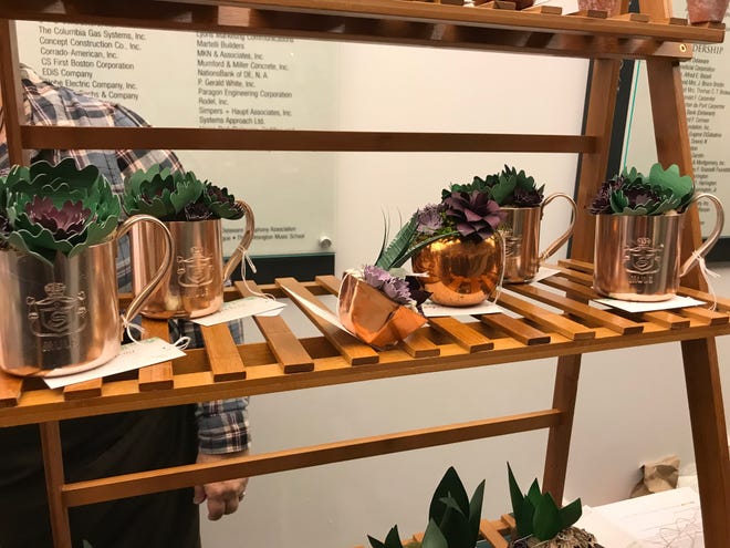 Linda Majewski creates hand-painted paper plant arrangements that look real. paperhomeandgarden.com