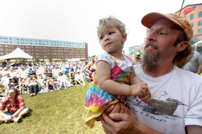 Todd Dedmon of Newark and his 19-month-old daughter Zoe enjoy the music of Jorma Kaukonen, founding member of Jefferson Airplane and member of Hot Tuna, at Bromberg's Big Noise in 2010.