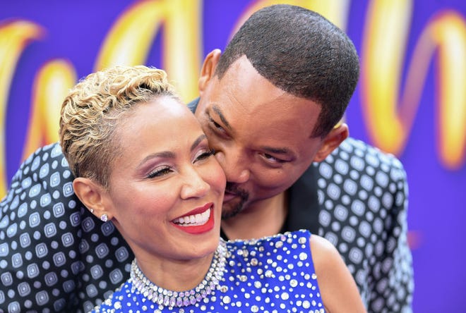 Will Smith plants a smooch on wife Jada Pinkett Smith at the Hollywood premiere of " Aladdin " on May 21, 2019.