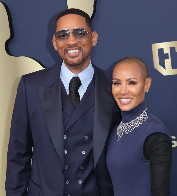 Will Smith, left, and wife Jada Pinkett Smith arrive at the the 28th annual SAG Awards.