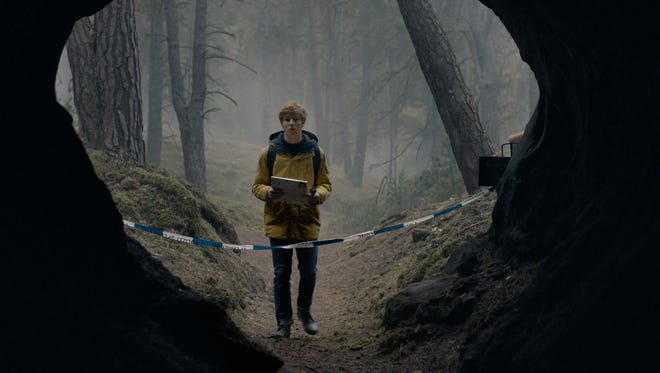 In "Dark," children in a German town, including Louis Hofmann, begin to disappear in cases that could be a tied to a wormhole nearby.